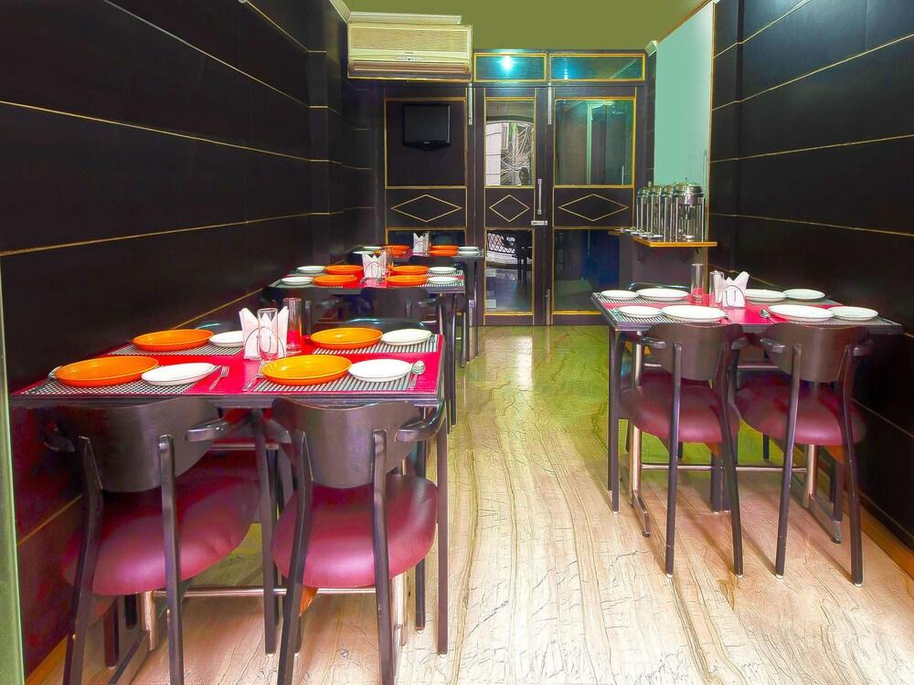 Hotel Amrit Villa Делхи Екстериор снимка