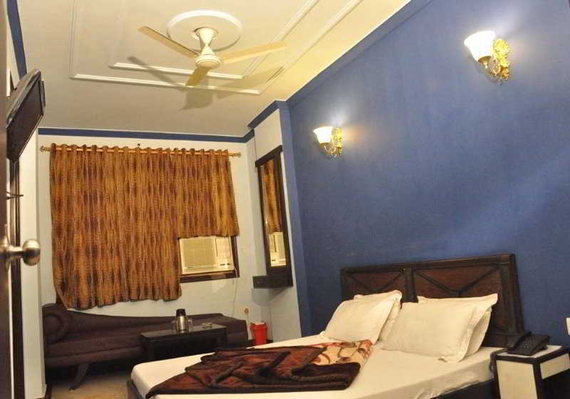 Hotel Amrit Villa Делхи Екстериор снимка
