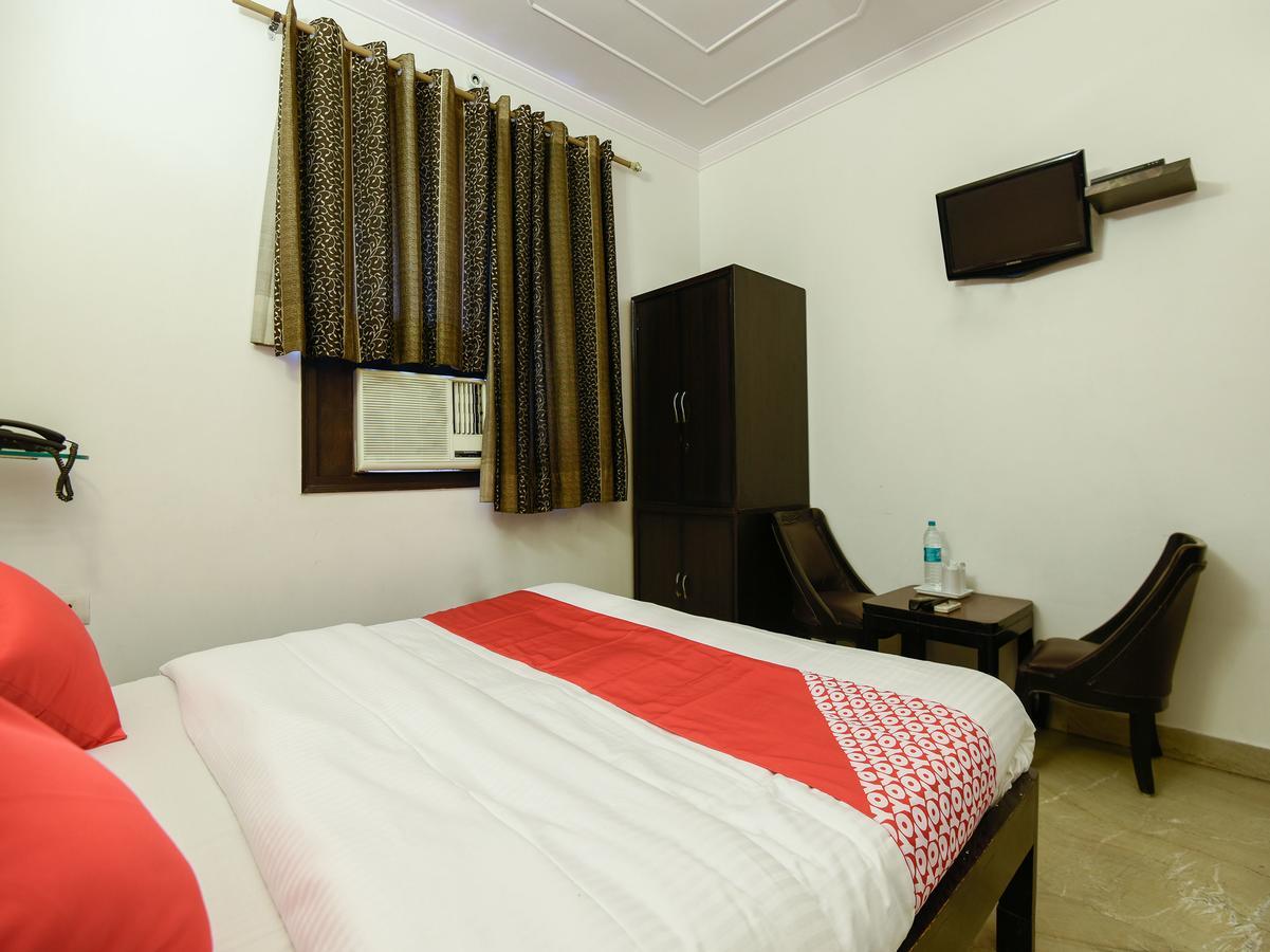 Hotel Amrit Villa Делхи Екстериор снимка