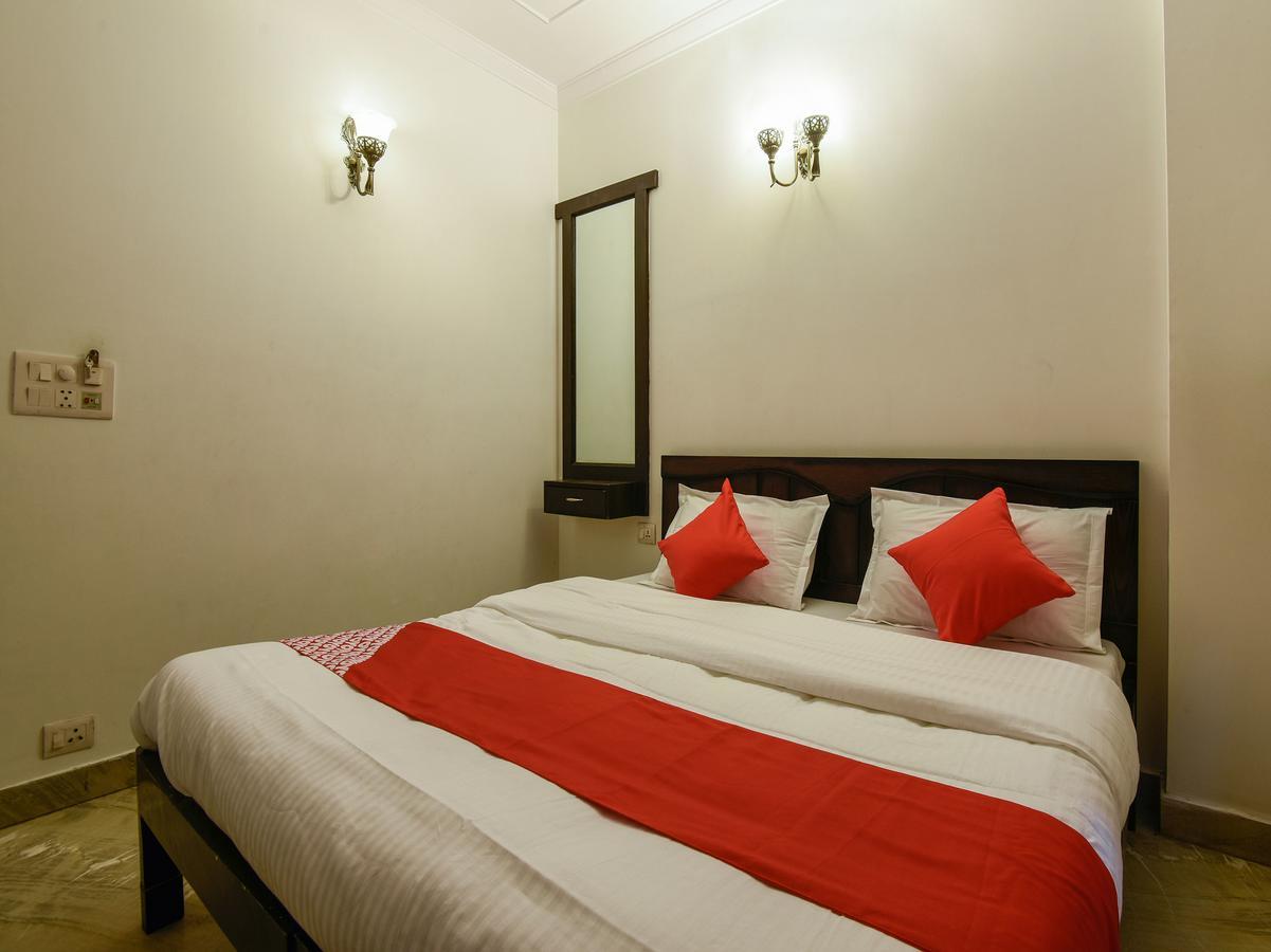 Hotel Amrit Villa Делхи Екстериор снимка