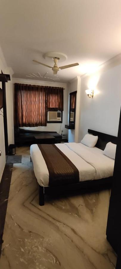 Hotel Amrit Villa Делхи Екстериор снимка