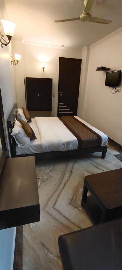 Hotel Amrit Villa Делхи Екстериор снимка